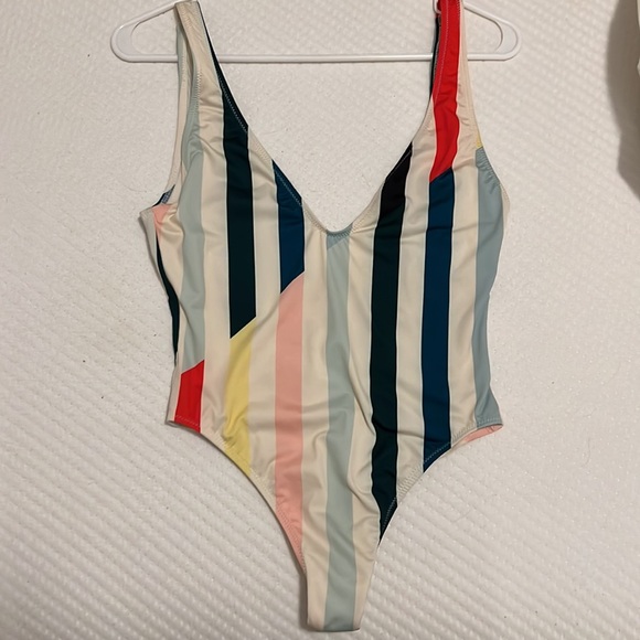 THE MICHELLE ONE PIECE IN SPLIT STRIPE
Solid & Striped
Color: Split Stripe - Picture 3 of 5